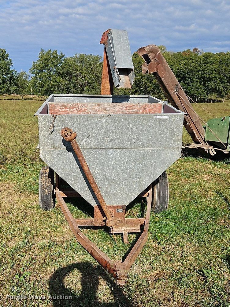 image for item LM9213 Snowco FM60-8  grain cart