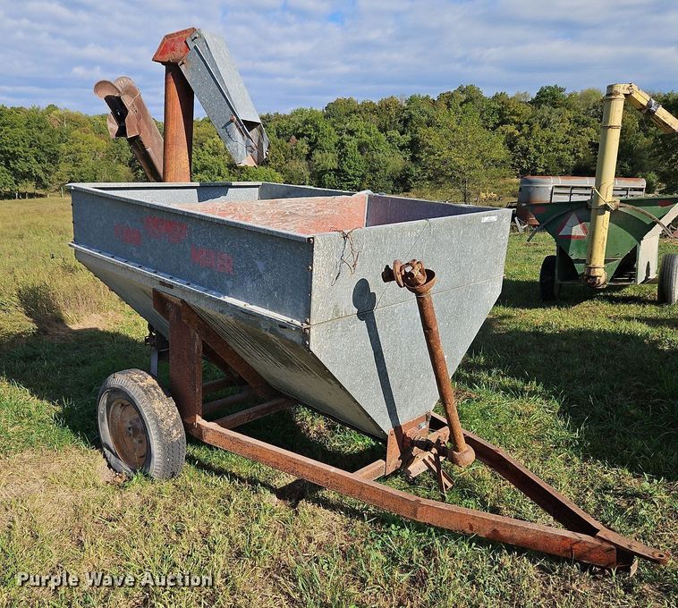 image for item LM9213 Snowco FM60-8  grain cart