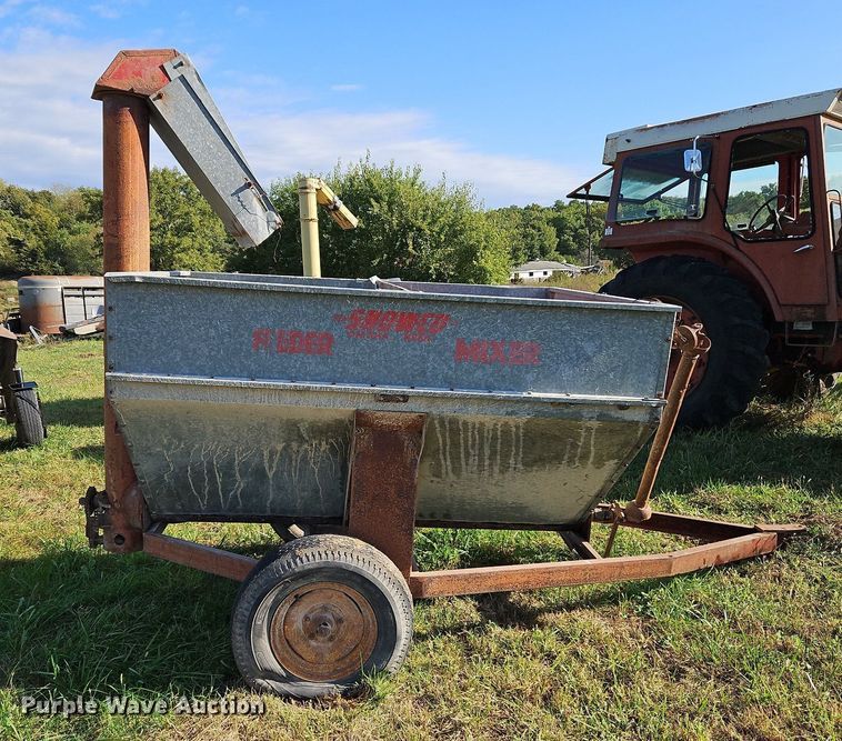 image for item LM9213 Snowco FM60-8  grain cart