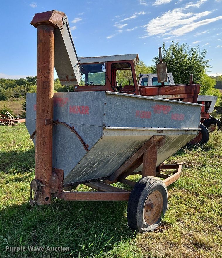 image for item LM9213 Snowco FM60-8  grain cart