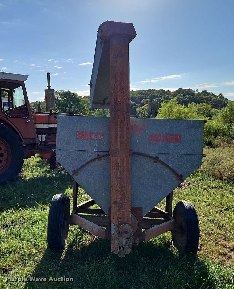 image for item LM9213 Snowco FM60-8  grain cart