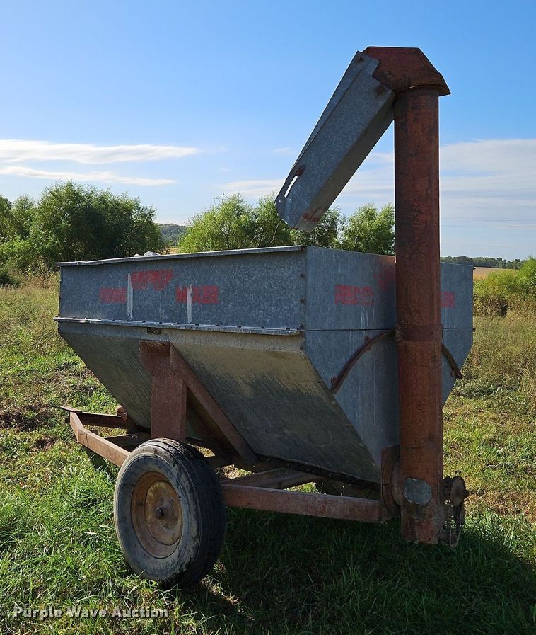 image for item LM9213 Snowco FM60-8  grain cart