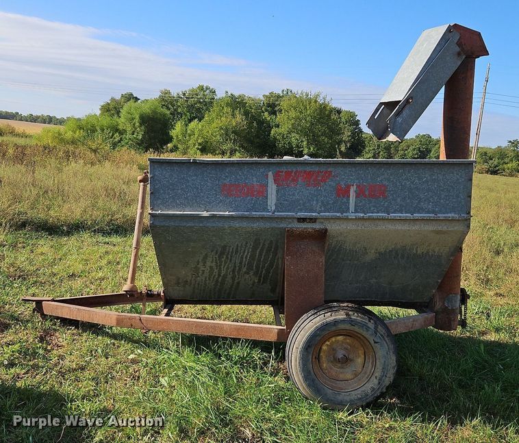 image for item LM9213 Snowco FM60-8  grain cart