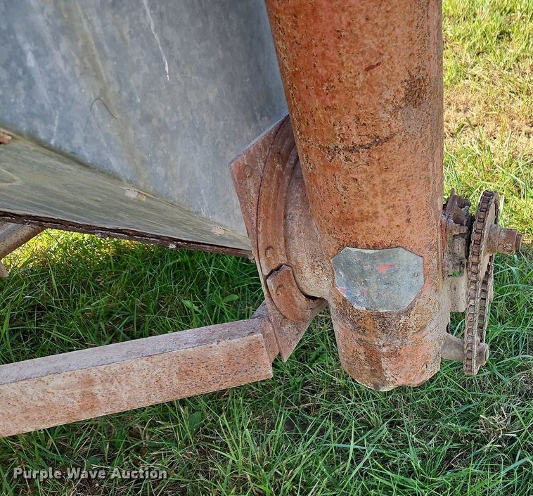 image for item LM9213 Snowco FM60-8  grain cart