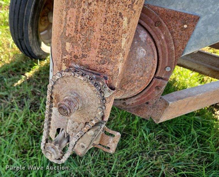 image for item LM9213 Snowco FM60-8  grain cart