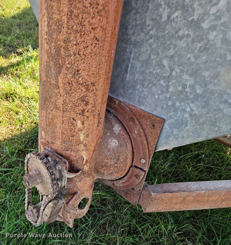 image for item LM9213 Snowco FM60-8  grain cart