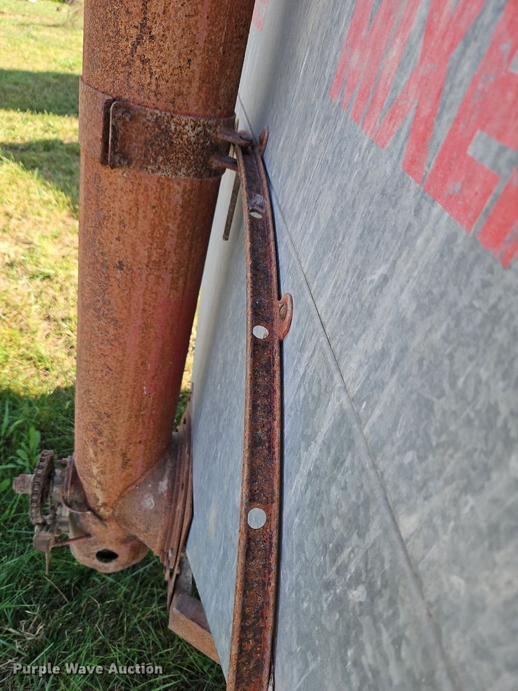 image for item LM9213 Snowco FM60-8  grain cart