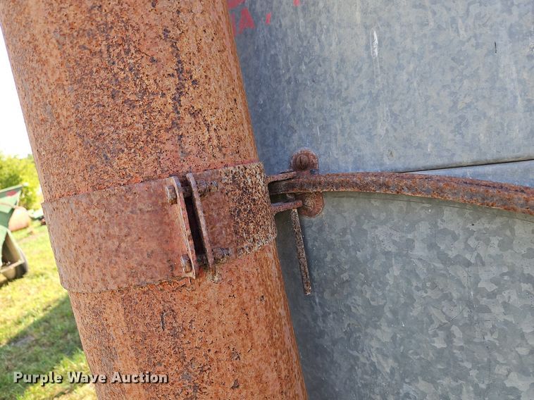 image for item LM9213 Snowco FM60-8  grain cart