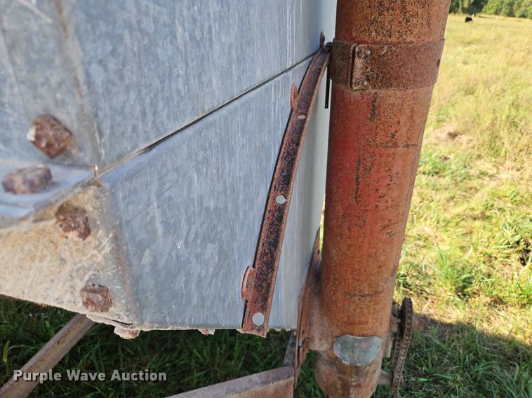 image for item LM9213 Snowco FM60-8  grain cart