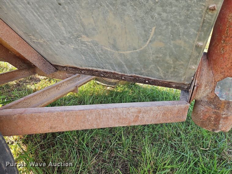 image for item LM9213 Snowco FM60-8  grain cart