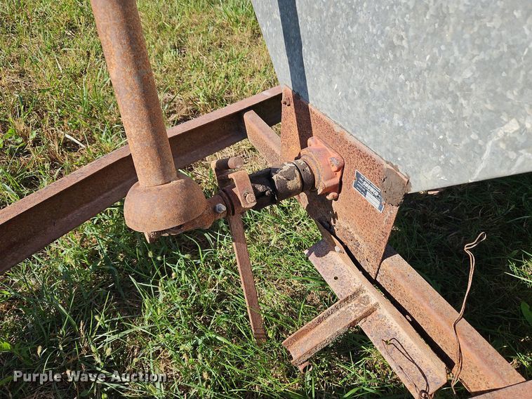 image for item LM9213 Snowco FM60-8  grain cart