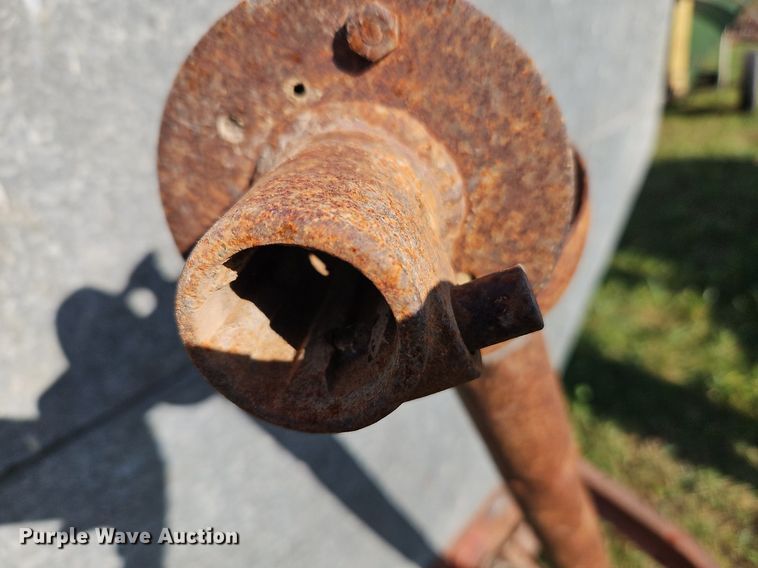 image for item LM9213 Snowco FM60-8  grain cart