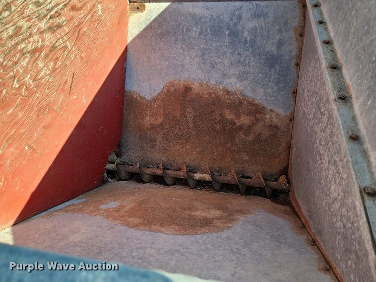 image for item LM9213 Snowco FM60-8  grain cart