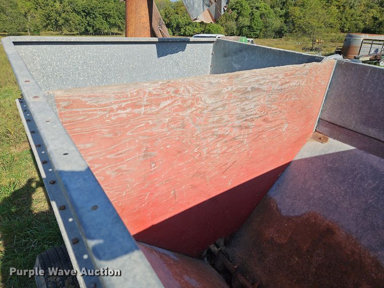 image for item LM9213 Snowco FM60-8  grain cart