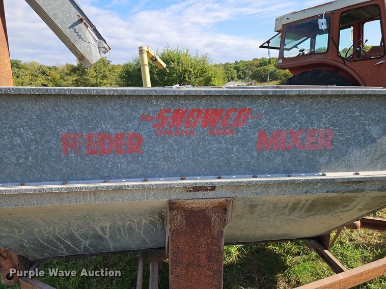 image for item LM9213 Snowco FM60-8  grain cart