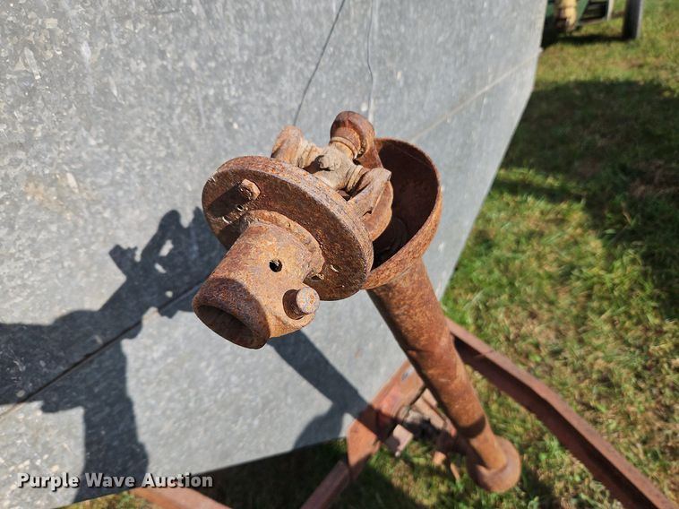 image for item LM9213 Snowco FM60-8  grain cart