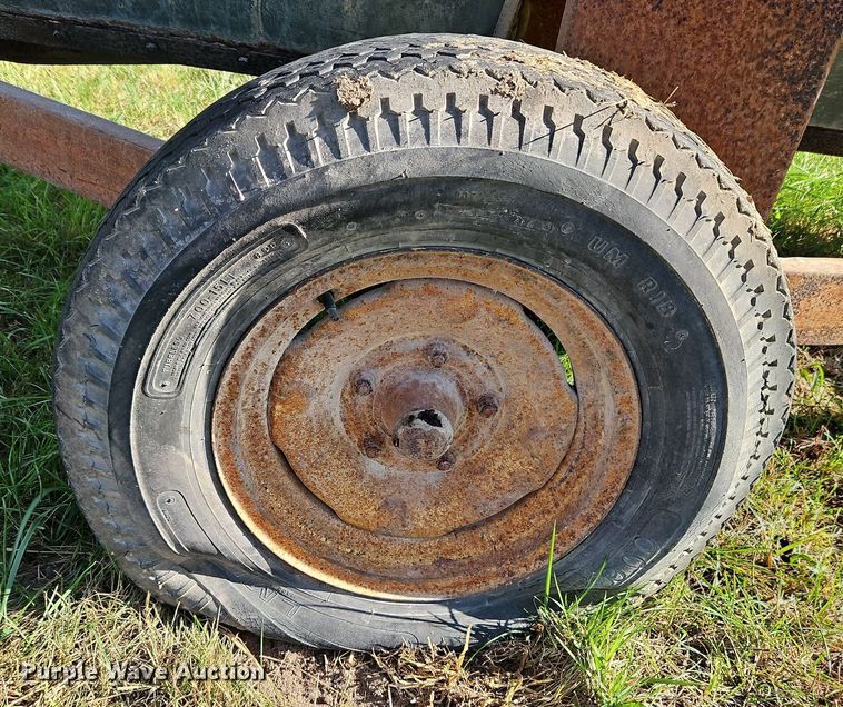 image for item LM9213 Snowco FM60-8  grain cart