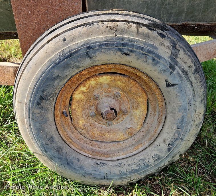 image for item LM9213 Snowco FM60-8  grain cart