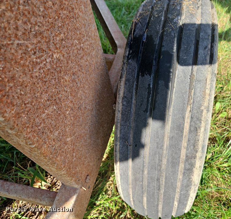 image for item LM9213 Snowco FM60-8  grain cart