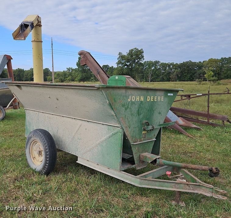 image for item LM9214 John Deere 00210  grain cart