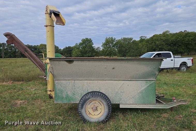 image for item LM9214 John Deere 00210  grain cart