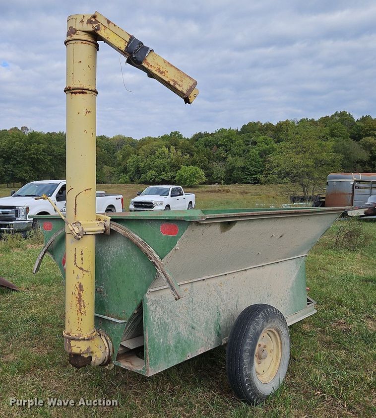 image for item LM9214 John Deere 00210  grain cart