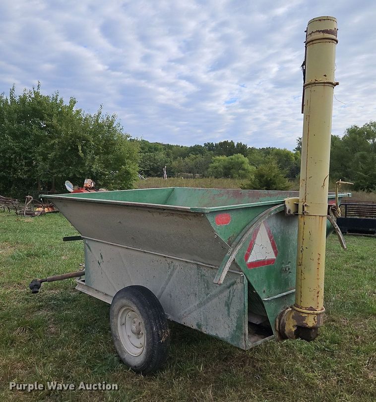 image for item LM9214 John Deere 00210  grain cart