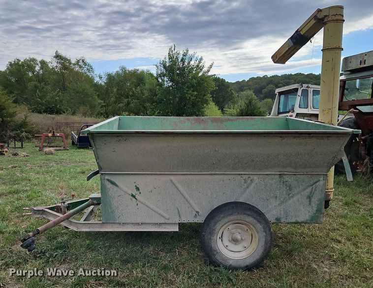 image for item LM9214 John Deere 00210  grain cart