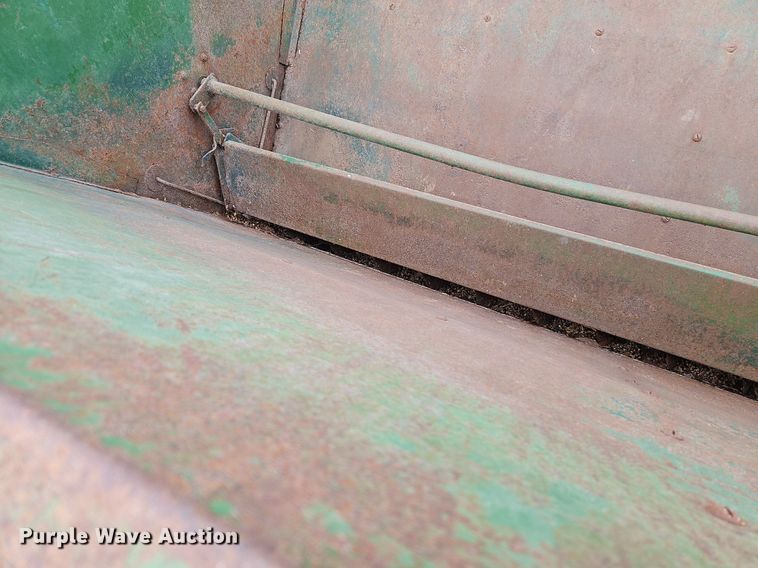 image for item LM9214 John Deere 00210  grain cart