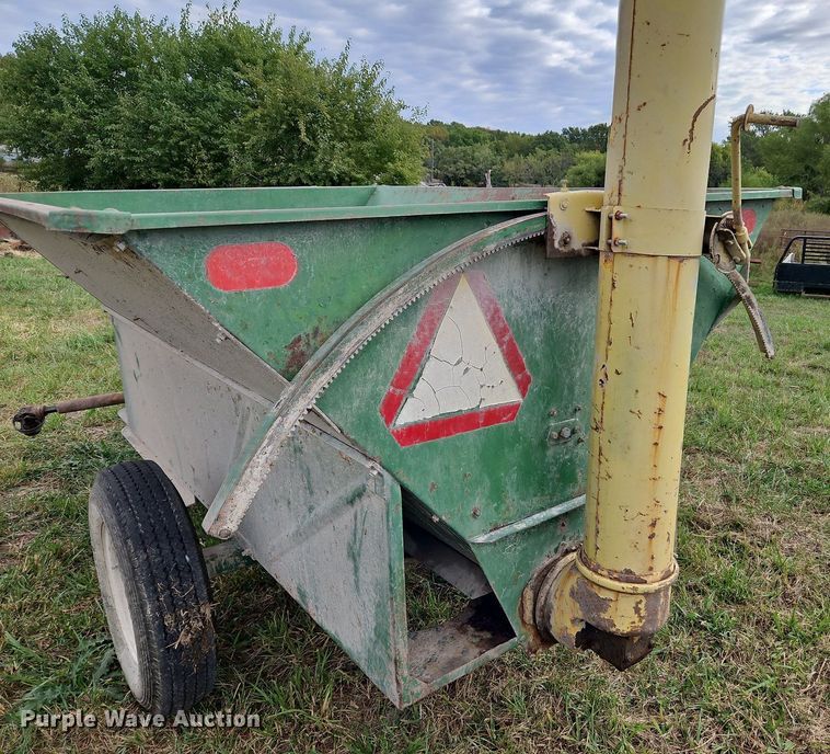 image for item LM9214 John Deere 00210  grain cart