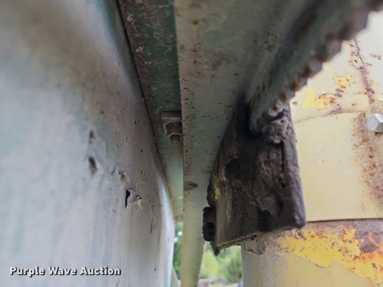 image for item LM9214 John Deere 00210  grain cart