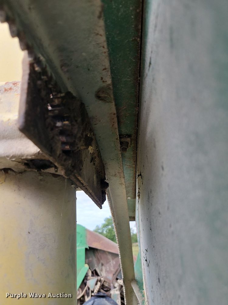 image for item LM9214 John Deere 00210  grain cart