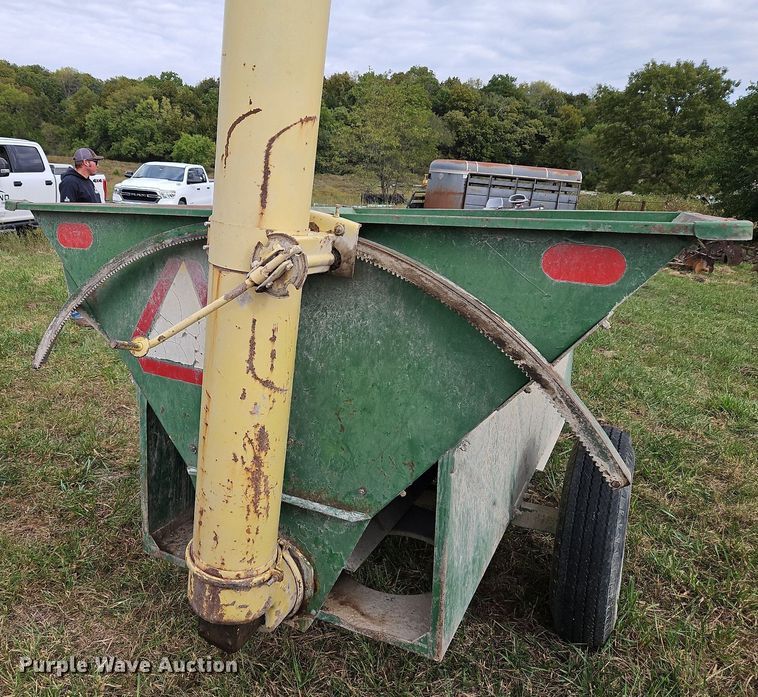 image for item LM9214 John Deere 00210  grain cart