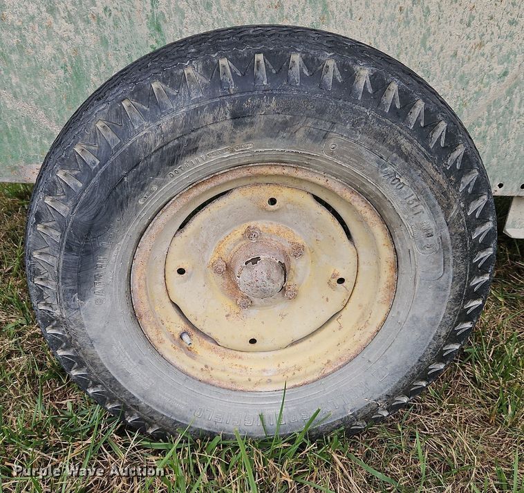 image for item LM9214 John Deere 00210  grain cart