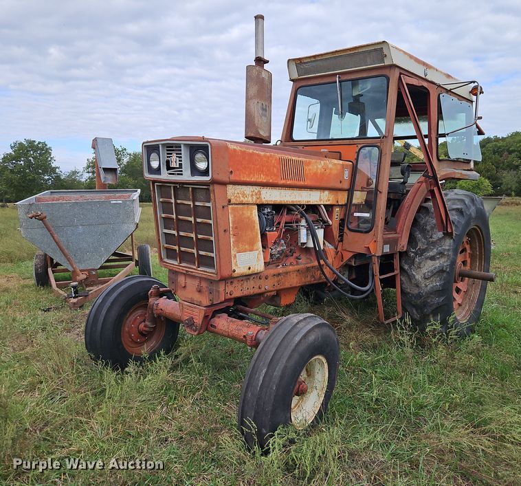 image for item LM9215 International Harvester 1066  tractor