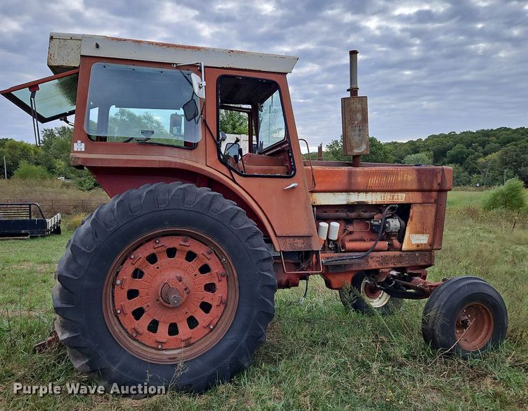 image for item LM9215 International Harvester 1066  tractor