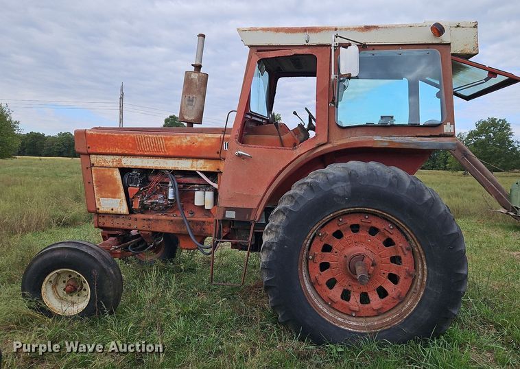 image for item LM9215 International Harvester 1066  tractor