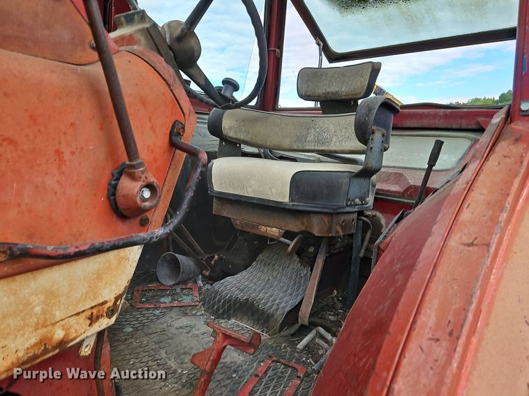 image for item LM9215 International Harvester 1066  tractor