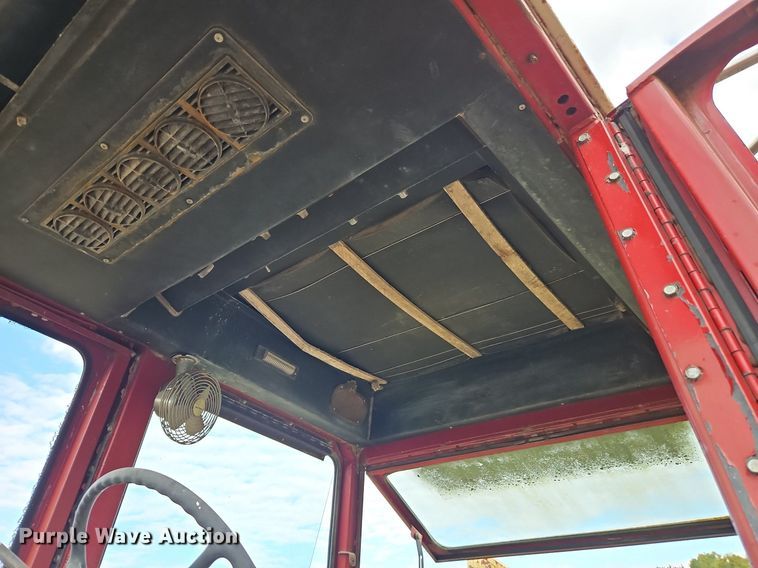 image for item LM9215 International Harvester 1066  tractor