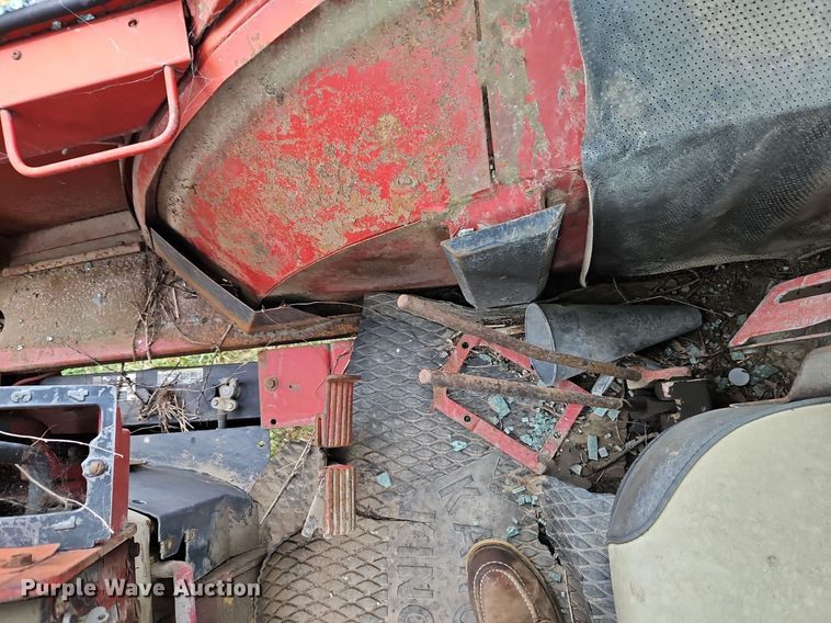 image for item LM9215 International Harvester 1066  tractor