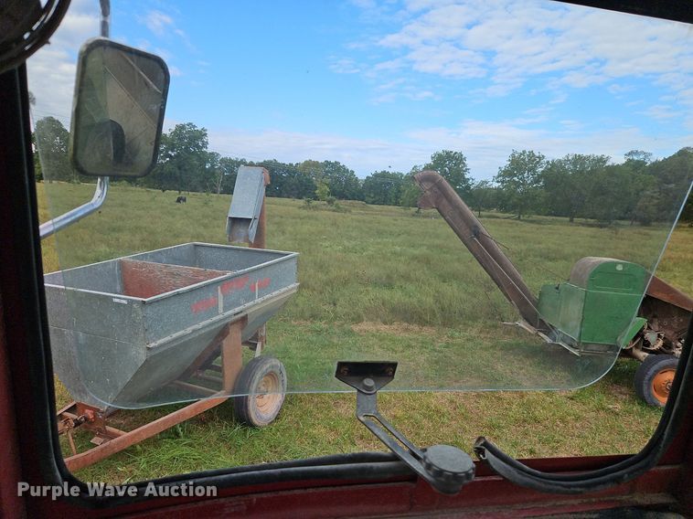 image for item LM9215 International Harvester 1066  tractor