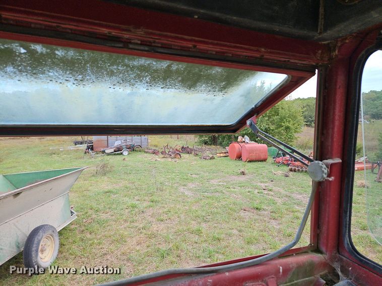 image for item LM9215 International Harvester 1066  tractor