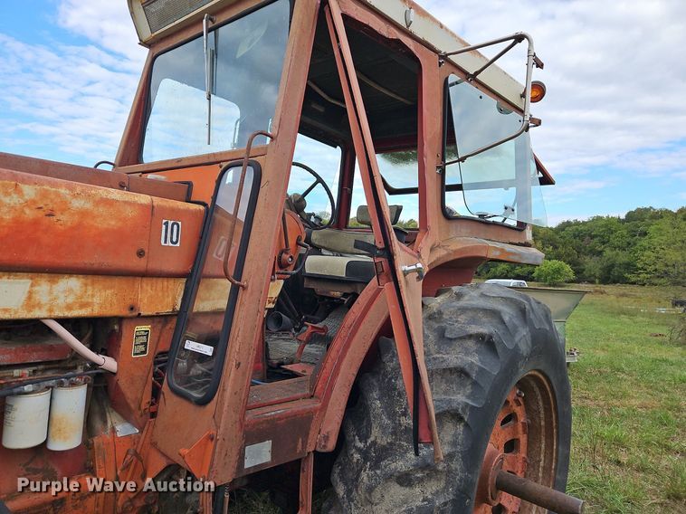 image for item LM9215 International Harvester 1066  tractor