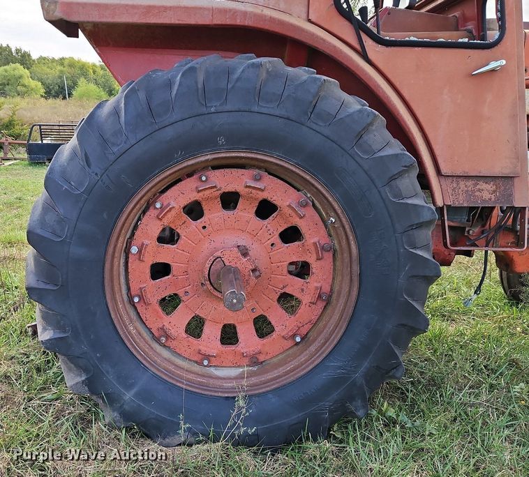 image for item LM9215 International Harvester 1066  tractor