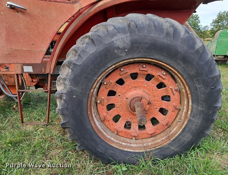 image for item LM9215 International Harvester 1066  tractor