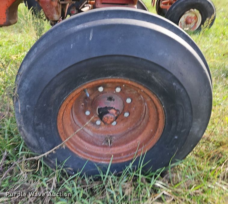 image for item LM9215 International Harvester 1066  tractor