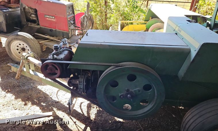 image for item LM9226 John Deere 346  small square baler