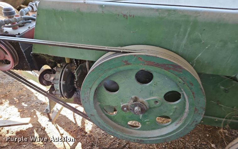 image for item LM9226 John Deere 346  small square baler