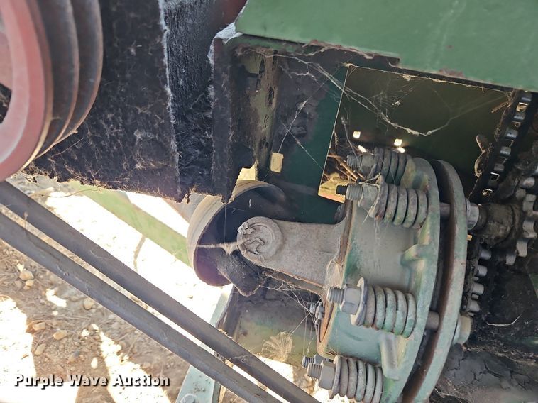 image for item LM9226 John Deere 346  small square baler