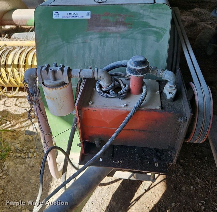 image for item LM9226 John Deere 346  small square baler